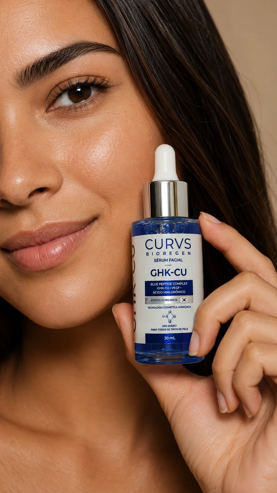 Mulher segurando o sérum facial CURVS BIOREGEN junto ao rosto