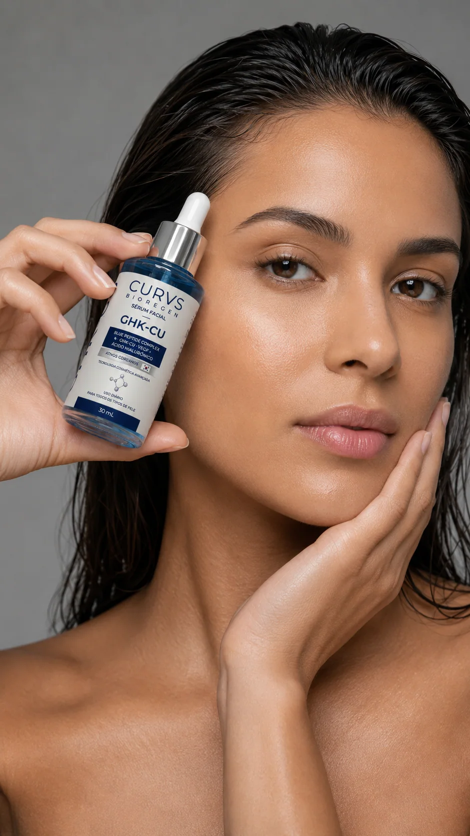 Mulher apresentando o frasco do sérum CURVS BIOREGEN