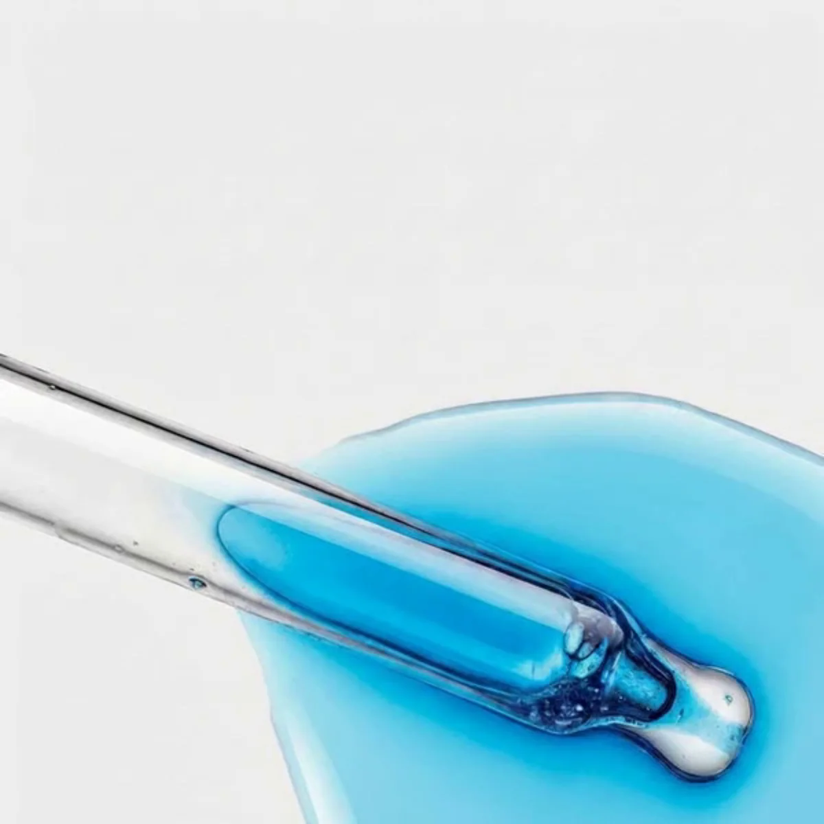 Conta-gotas com a textura azul do sérum CURVS BIOREGEN